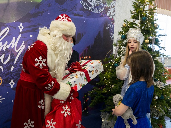 Дед Мороз вручил подарки детишкам сотрудников УГАТУ