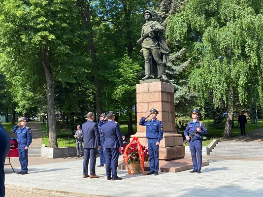 В День памяти и скорби студенты УГАТУ возложили цветы к памятнику Александру Матросову