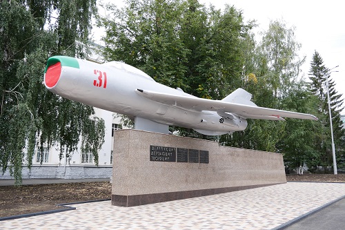 Инфогид для первокурсников: самолет-памятник МиГ-19