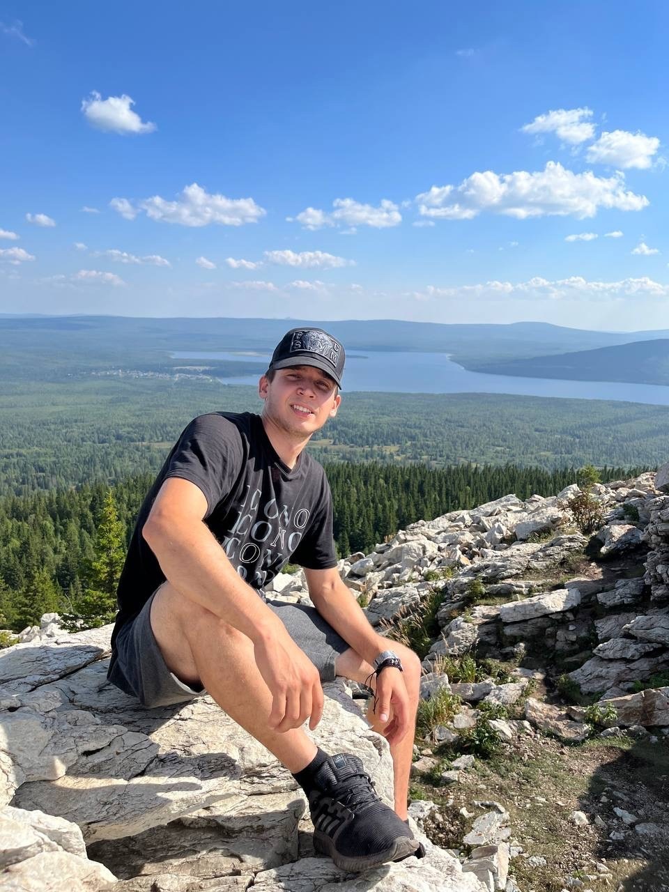 «Инвестор в ауле»: магистрант УГАТУ успешно изготавливает веники и разводит кроликов