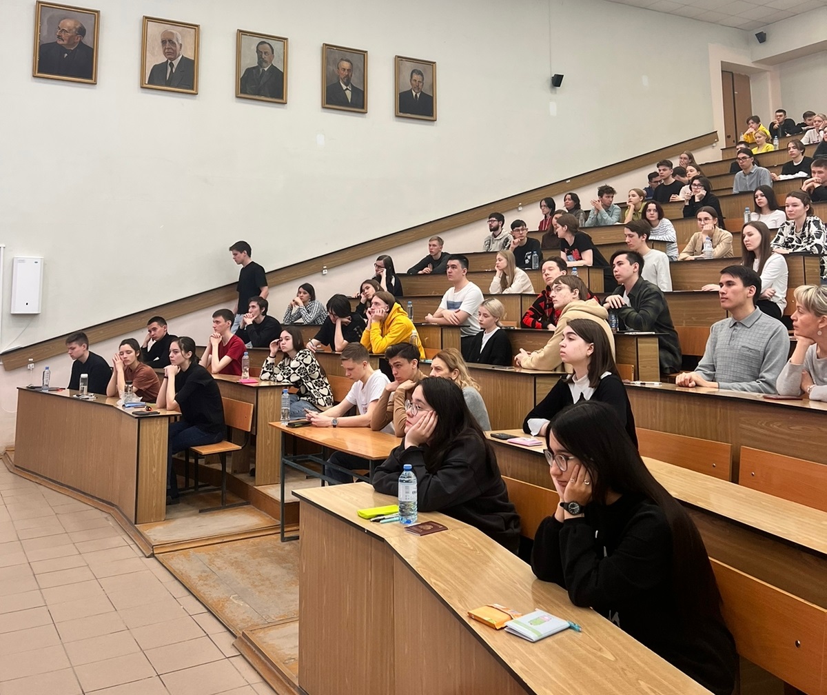 Более ста школьников приняли участие в пробном ЕГЭ по физике
