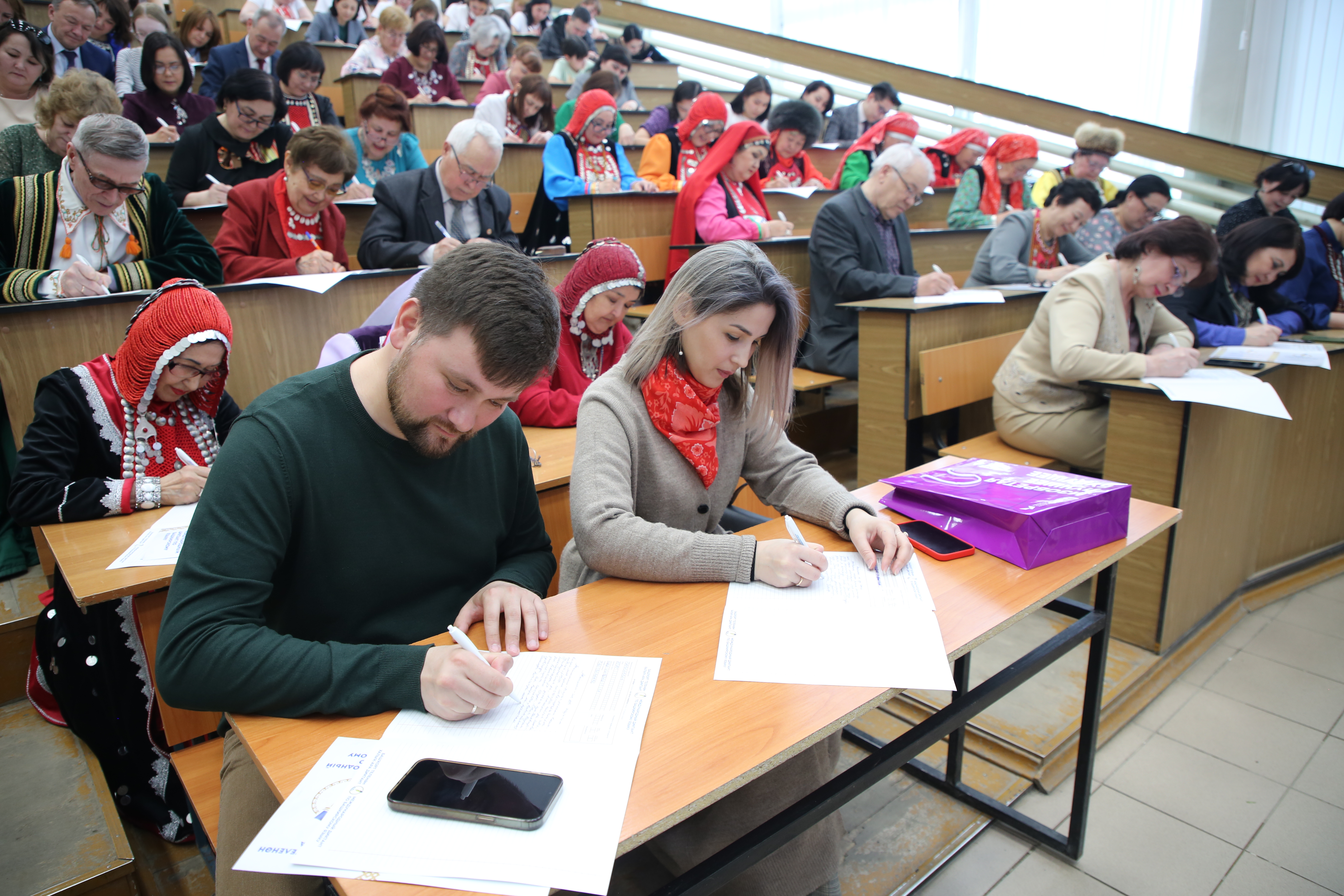 Более 500 человек приняли участие в написании диктанта на башкирском языке в Уфимском университете