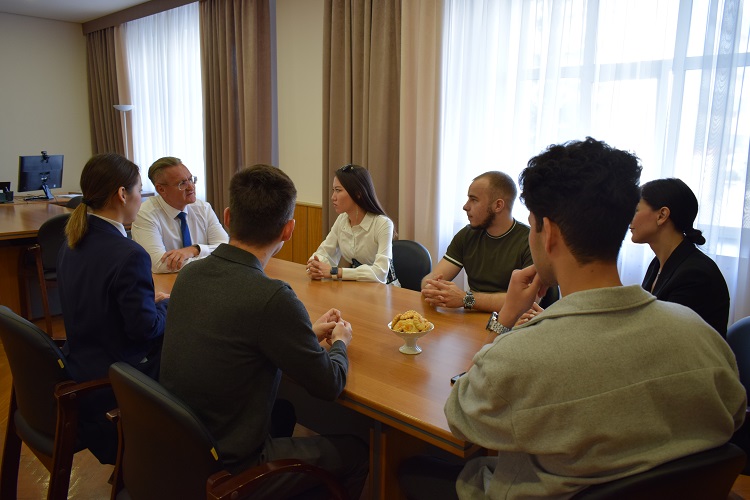 Встреча ректора Уфимского университета Вадима Захарова со студентами из Алматы