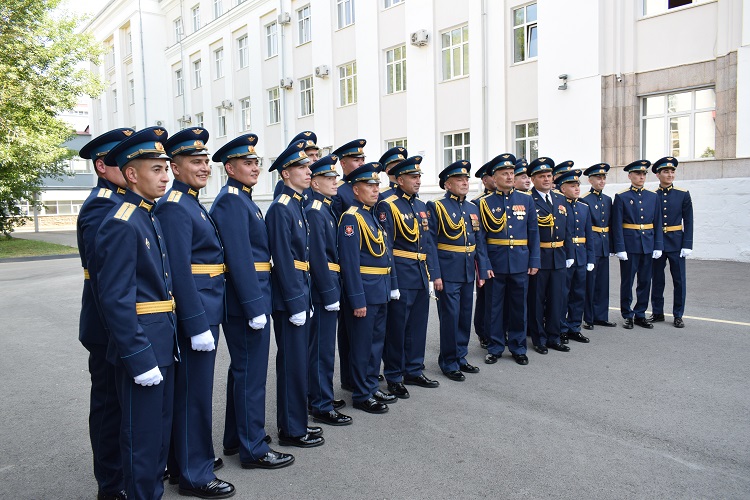 Парадный марш, монеты в небо и заветные корочки выпускников