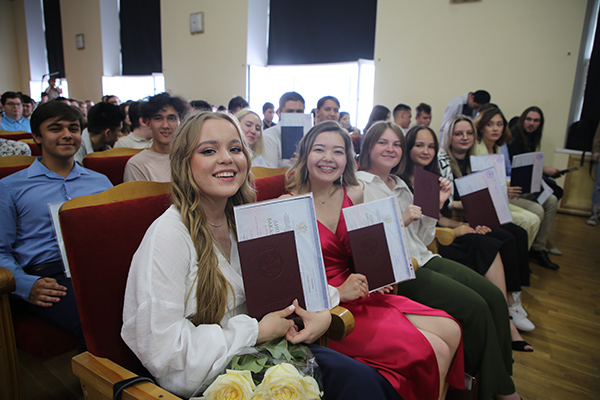 Вручение дипломов выпускникам факультета математики и информационных технологий