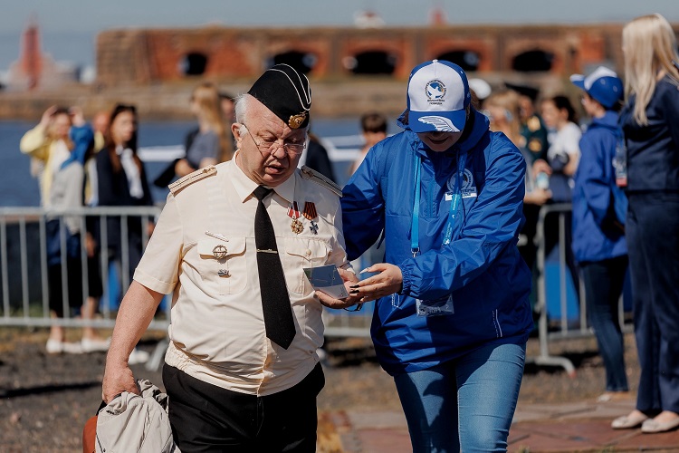 Волонтер Уфимского университета – на параде ВМФ в Санкт-Петербурге