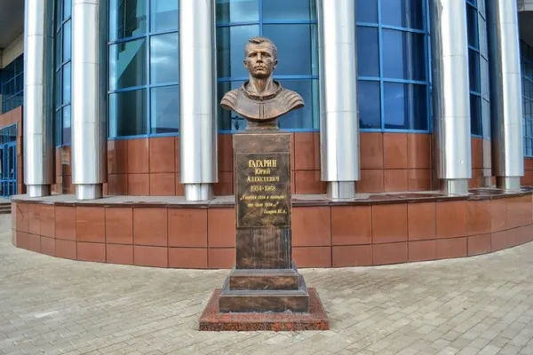 Поздравление ректора УУНиТ Вадима Захарова с Днем космонавтики