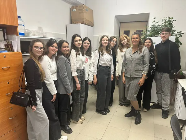 В преддверии своих осенних каникул школьники посетили Институт химии и защиты в чрезвычайных ситуациях УУНиТ