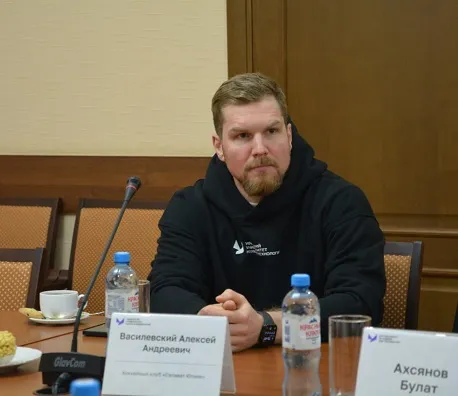 Депутат Курултая РБ, ректор УУНиТ Вадим Захаров встретился со звездами башкирского хоккея