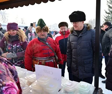 Глава региона Радий Хабиров оценил пельмени студентов Бирского филиала УУНиТ на гастрономическом фестивале