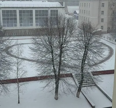 Новый снег – новое сердце: как тракторист – романтик согревает студенческие души любовью