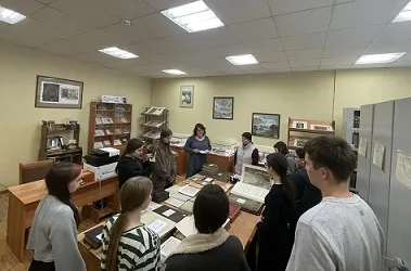 Школьники и студенты посетили отдел редких книг библиотеки УУНиТ