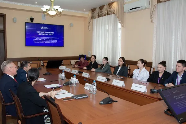 Второй дом и перспективы науки: ректор УУНиТ ответил на вопросы студентов из стран ближнего зарубежья