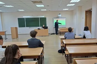 От теории к практике: в УУНиТ прошёл мастер-класс от ведущего эксперта по подготовке к ЕГЭ по обществознанию