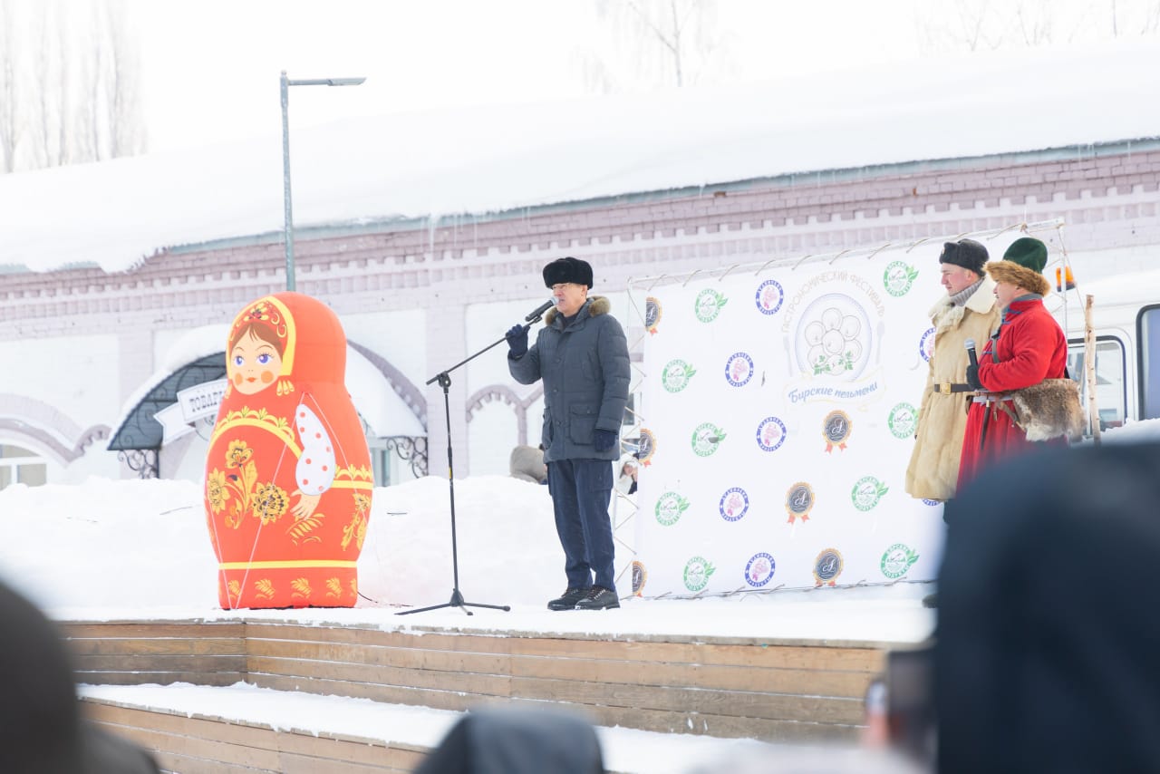 УУНиТ | «Бирские стрельцы» Уфимского университета на Рождество открыли  гастрономический фестиваль