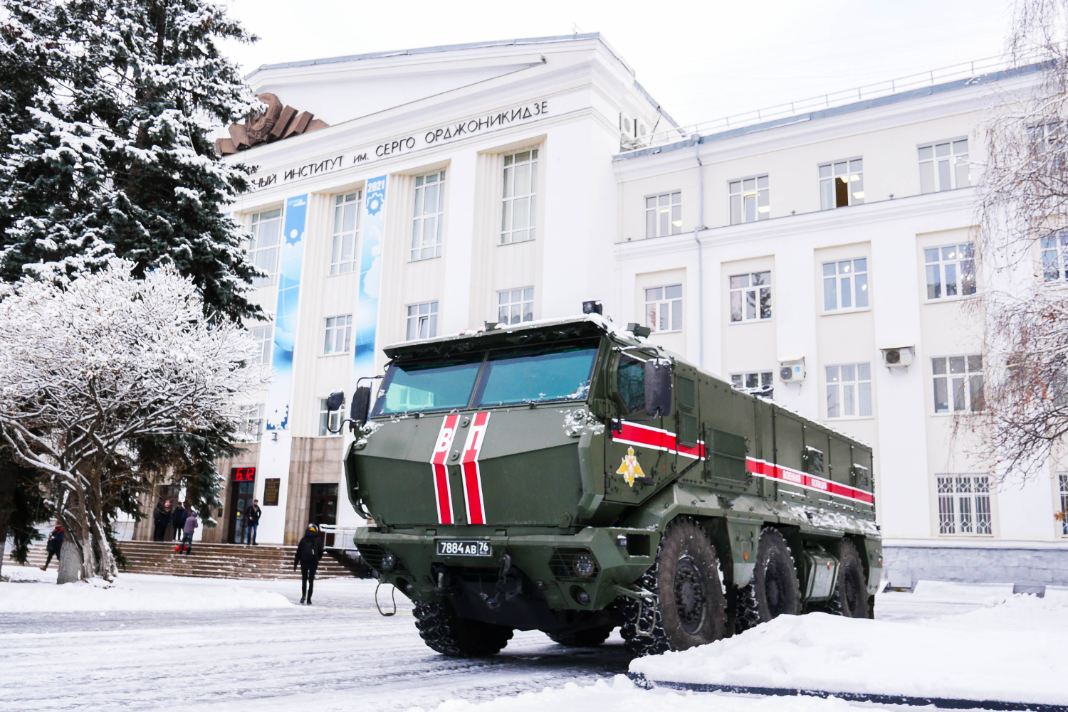 УУНиТ | На университетской площади появилась бронетехника