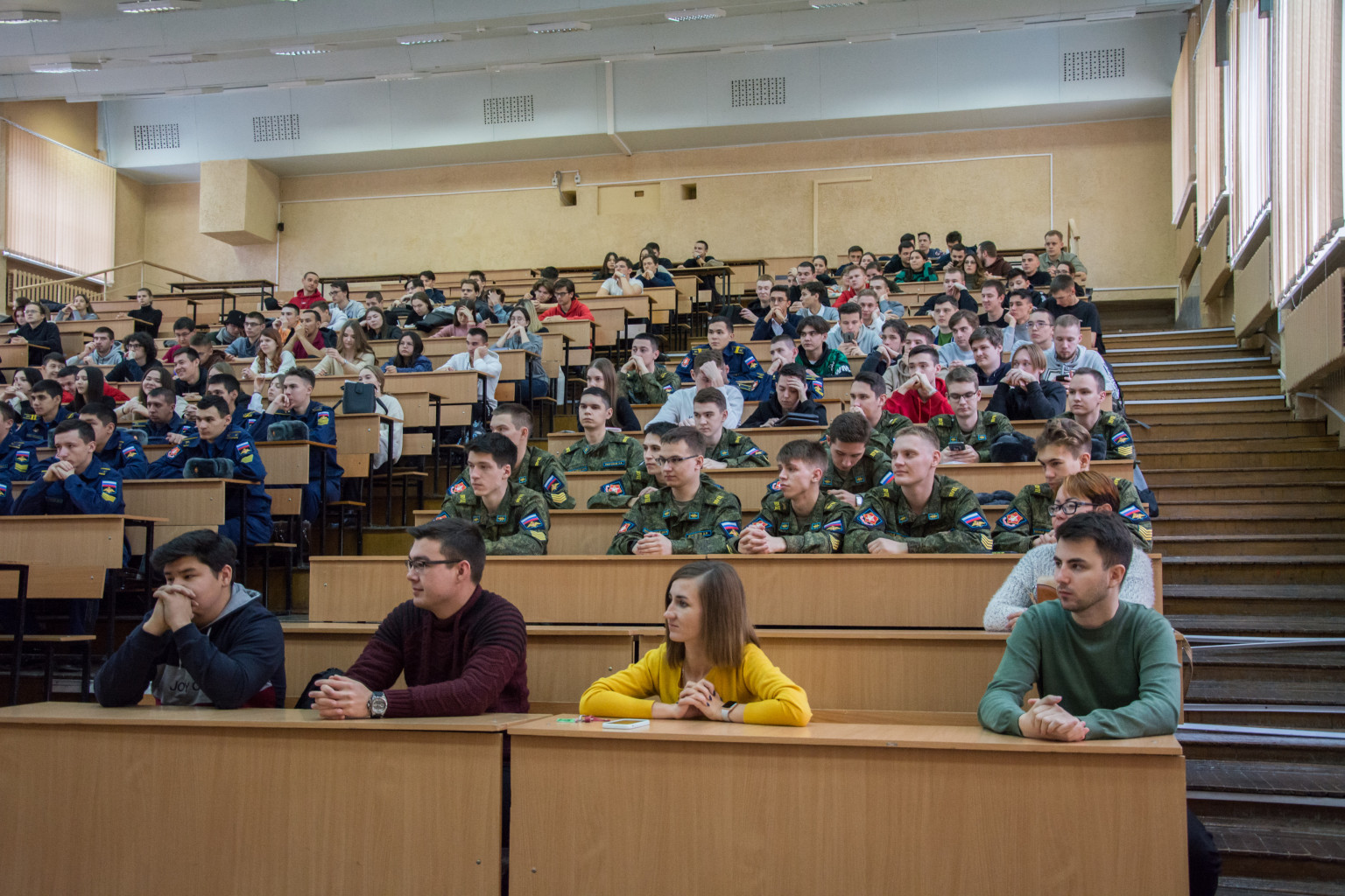 В вузах началась. Церемония в университете в начале для первокурсников. Социальные помощь в университетах.