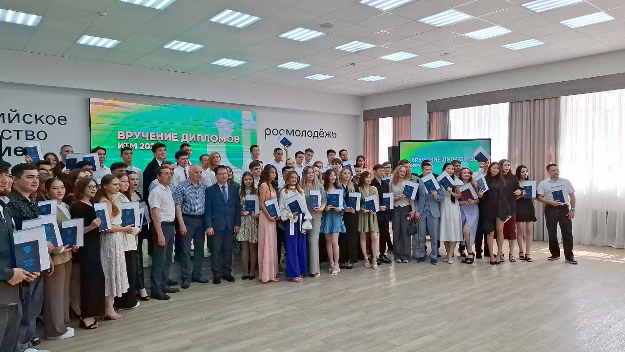 Торжественное событие: вручение дипломов бакалаврам и магистрам