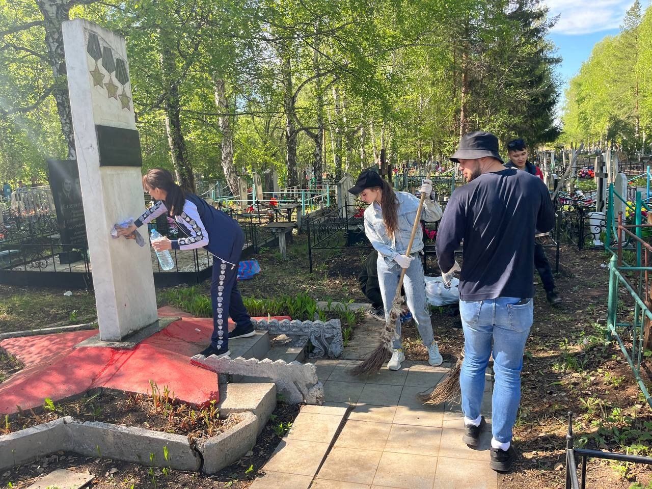 Студенты Ишимбайского филиала УУНИТ приняли участие в облагораживании могил погибших ветеранов.