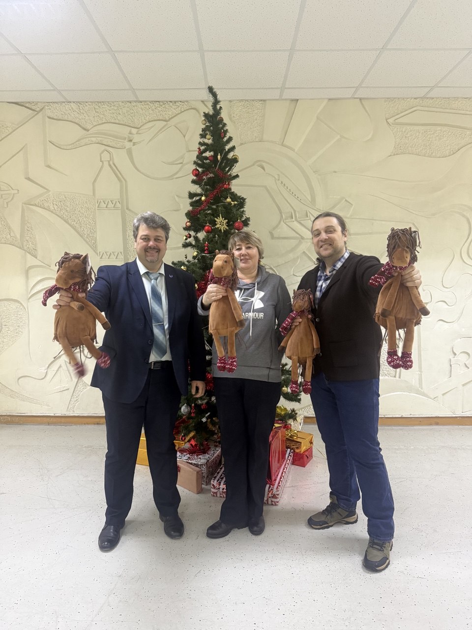 Новогодние подарки детям работников УУНиТ