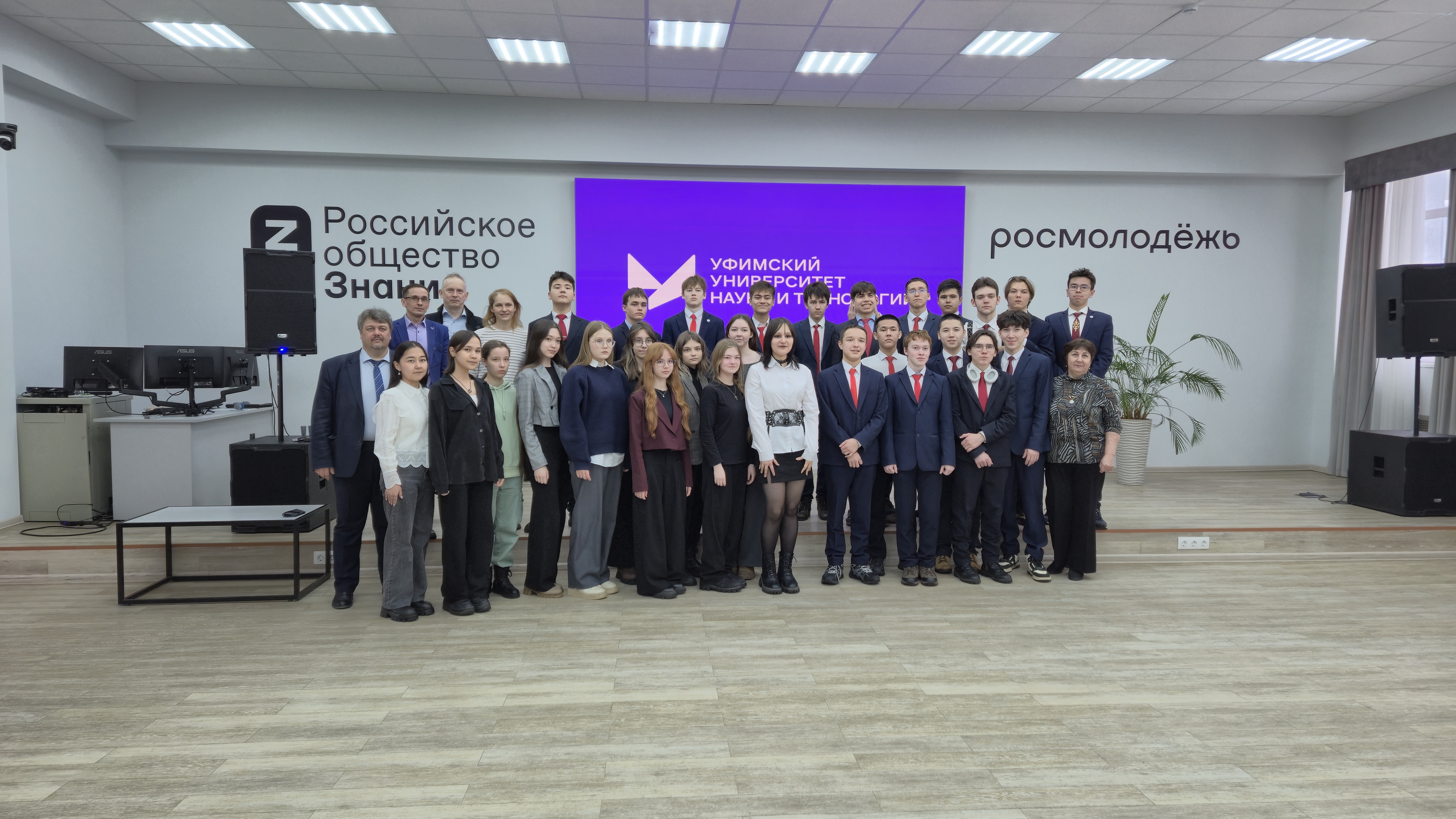 Юные инженеры из лицея познакомились с передовыми разработками в области имплантатов на кафедре МиФМ