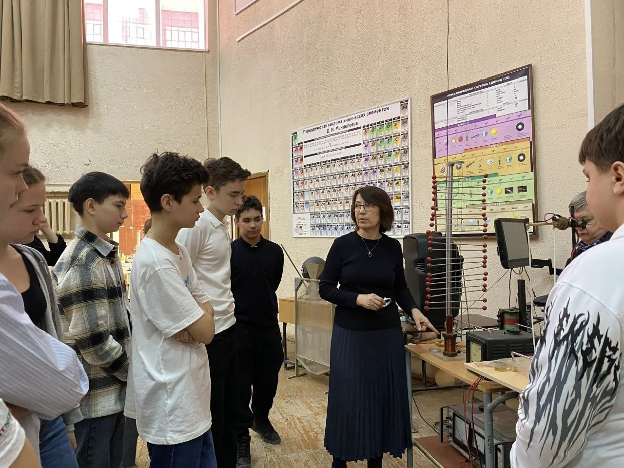 От теории к практике: будущие инженеры познакомились с электрическими и магнитными явлениями на кафедре МиФМ