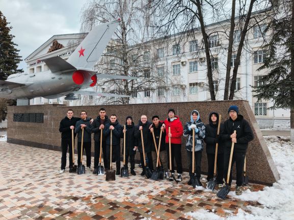 Преподаватели и студенты кафедры МиЦП на субботнике.