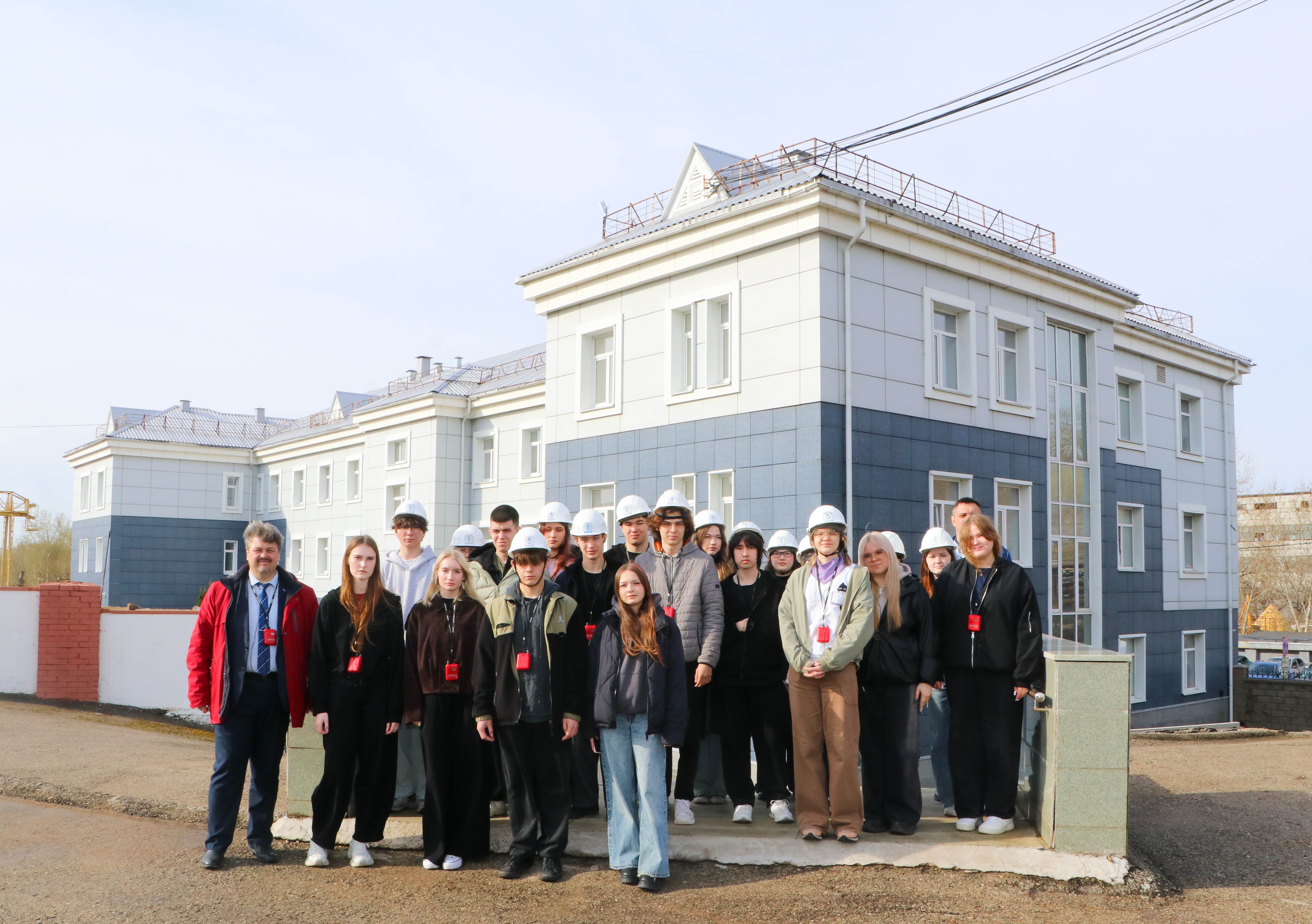 От станков с ЧПУ до заводской лаборатории: первокурсники-материаловеды кафедры МиФМ увидели полный цикл производства на «Буринтехе»