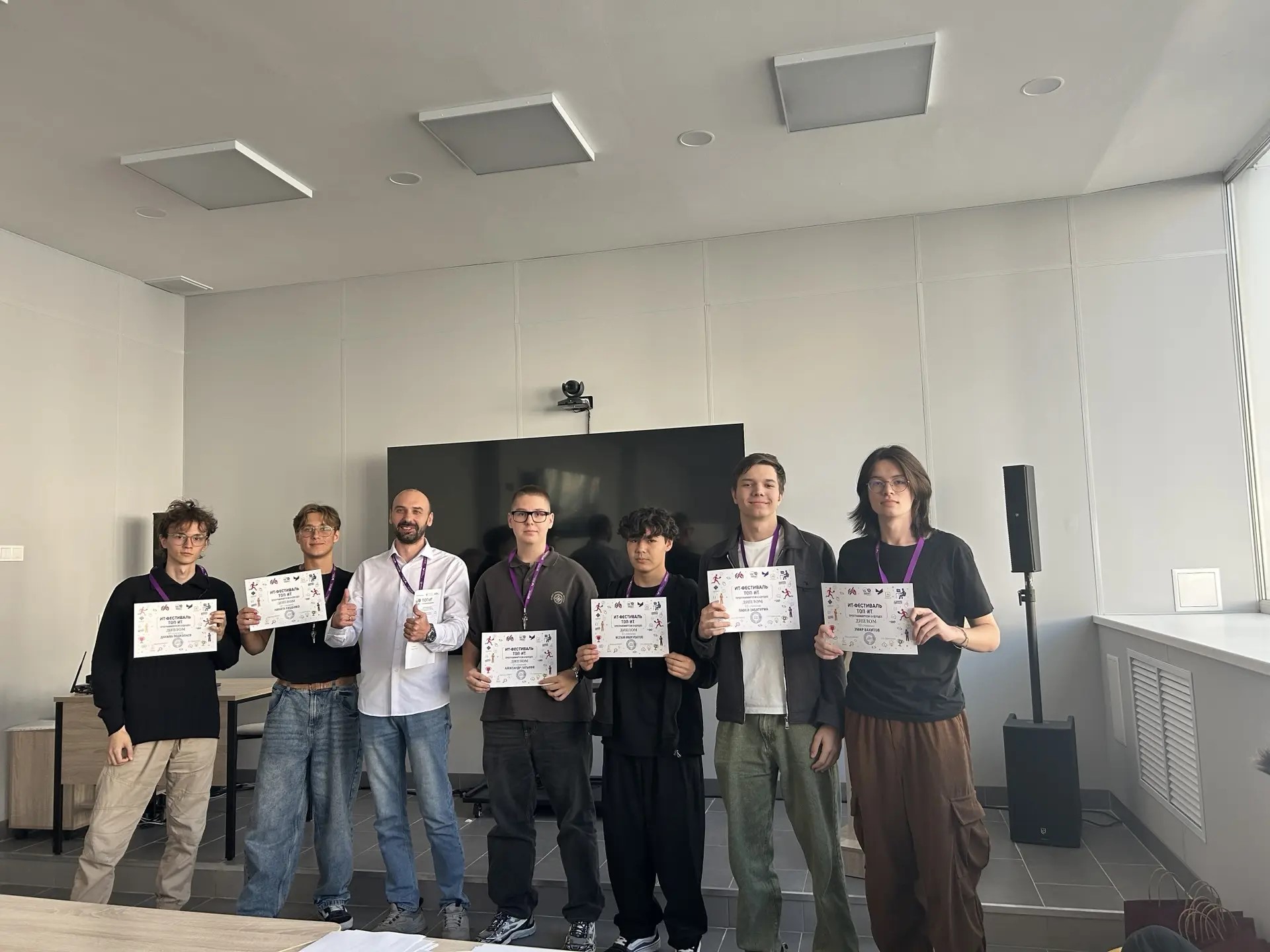 В рамках ИТ-фестиваля «ТОП-ИТ. Программируем будущее» прошёл хакатон по бизнес-кейсам индустриальных партнёров.
