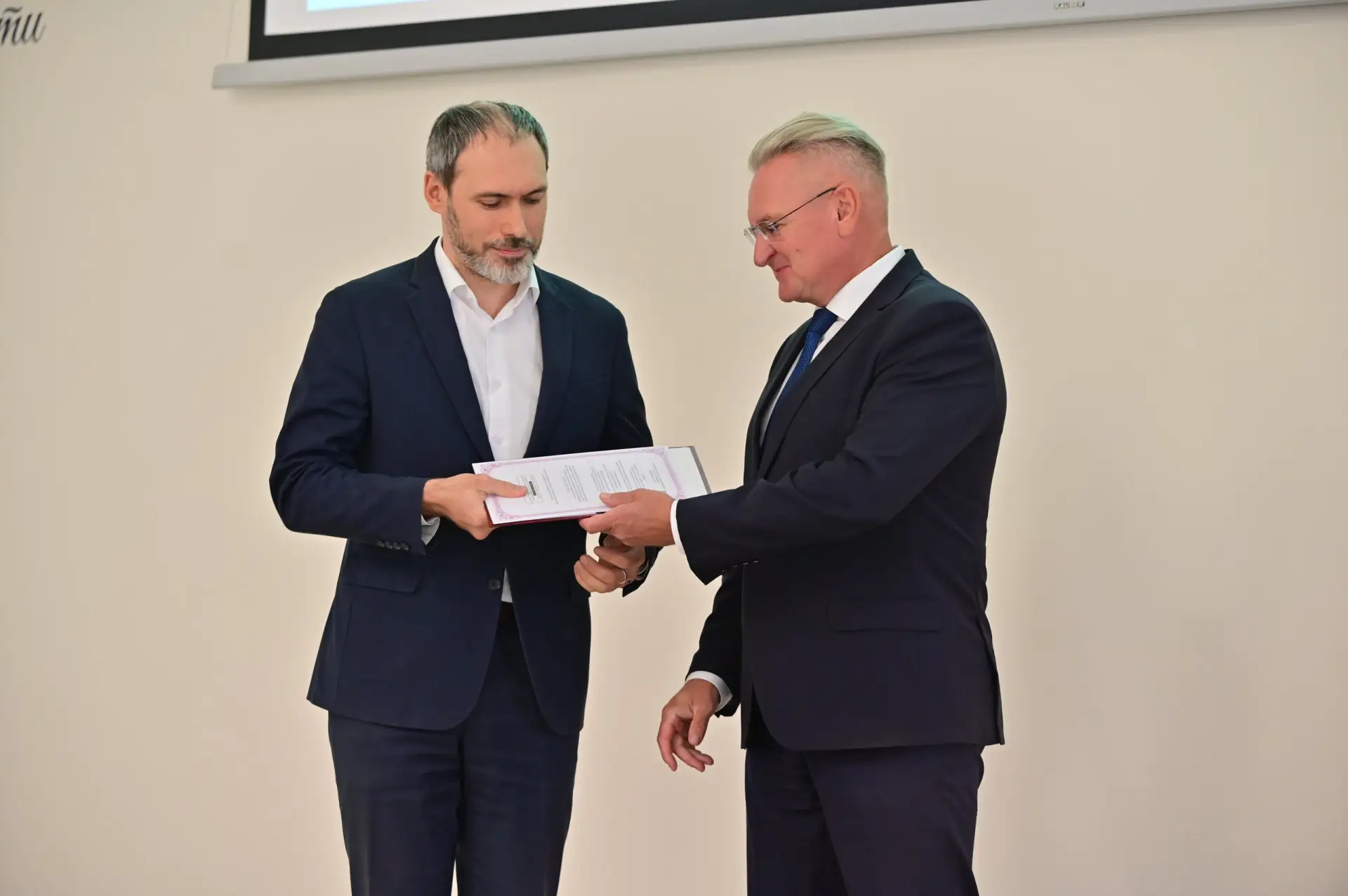 Поздравляем Кутлуярова Руслана Владимировича, кандидата технических наук, доцента кафедры Телекоммуникационных систем с заслуженным присвоением ученого звания доцента!