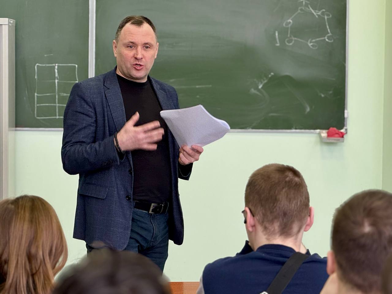Cегодня в лекции по эксплуатации инфокоммуникационных систем принял участие приглашенный спикер - главный инженер АО «СпутникТелеком»
